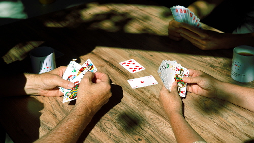 7_1_geselliger_Spass_beim_Karten_spielen-1620x912